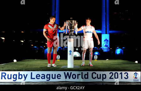 Sam Tomkins (à droite) en Angleterre et Lloyd White au pays de Galles lors de la coupe du monde de rugby à XV lors de l'événement de lancement de la coupe du monde de rugby à XV 2013 à MediaCityUK, Salford. Banque D'Images