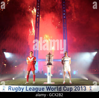 Sam Tomkins (à droite) en Angleterre et Lloyd White au pays de Galles lors de la coupe du monde de rugby à XV lors de l'événement de lancement de la coupe du monde de rugby à XV 2013 à MediaCityUK, Salford. Banque D'Images