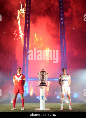 Sam Tomkins (à droite) en Angleterre et Lloyd White au pays de Galles lors de la coupe du monde de rugby à XV lors de l'événement de lancement de la coupe du monde de rugby à XV 2013 à MediaCityUK, Salford. Banque D'Images