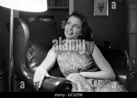 June Carter, photographiés à la maison en 1956. L'emplacement est un peu incertain, mais est probablement Madison Wisconsin. Banque D'Images