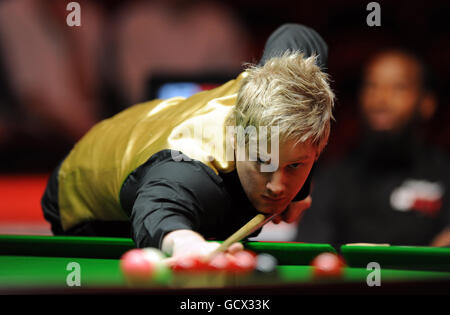 Neil Robertson d'Australie pendant son match contre Rory McLeod d'Angleterre pendant les championnats du Royaume-Uni 12Bet.Com au Telford International Centre, Telford. Banque D'Images