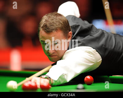 Stephen Hendry en Écosse en action contre Jimmy White en Angleterre lors des championnats du Royaume-Uni 12Bet.Com au Telford International Centre, Telford. Banque D'Images