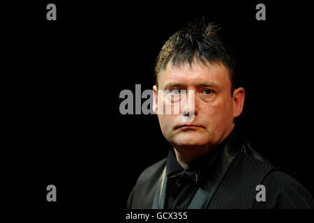 Le Jimmy White de l'Angleterre lors de son match contre Stephen Hendry de l'Écosse lors des championnats du Royaume-Uni de 12Bet.Com au Telford International Center, Telford. Banque D'Images