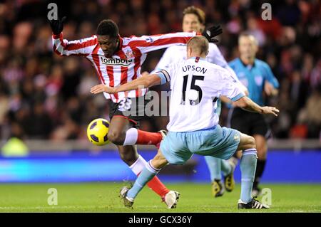 Football - Barclays Premier League - Sunderland v West Ham United - Stade de lumière.Asamoah Gyan (à gauche) de Sunderland et Matthew Upson (à droite) de West Ham United pour la balle. Banque D'Images