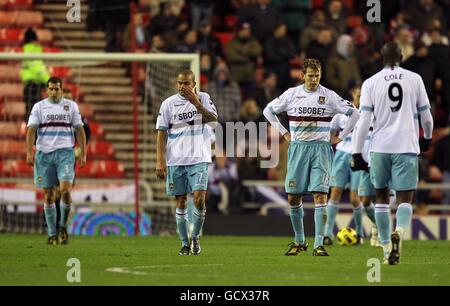 (Gauche-droite) Tal Ben-Haim, Kieron Dyer, Jonathan Spector et Carlton Cole de West Ham United ont été abattus après que Jordan Henderson de Sunderland ait obtenu le premier but du match Banque D'Images