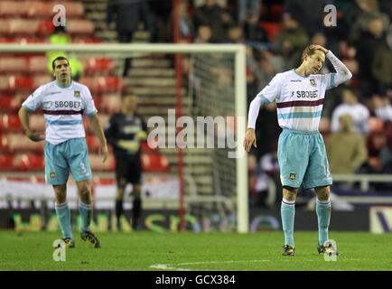 (Gauche-droite) le stand de Tal Ben-Haim et Jonathan Spector de West Ham United Abattu après le premier but de Jordan Henderson de Sunderland le jeu Banque D'Images