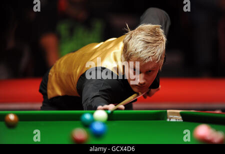 Neil Robertson d'Australie pendant son quart de finale contre Shaun Murphy d'Angleterre pendant les championnats du Royaume-Uni 12Bet.Com au Telford International Centre, Telford. Banque D'Images