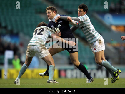 Rugby Union - 2010 Nomura Varsity Match - Oxford / Cambridge - Twickenham.Alex Rowe d'Oxford est attaqué par Paul Loudon de Cambridge et Gregory Cushing lors du match de Varsity à Twickenham, Londres. Banque D'Images