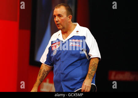 Phil Taylor réagit après avoir battu Gary Mawson lors de leur premier match au Championnat du monde des fléchettes Ladbrokes.com à Alexandra Palace, Londres. Banque D'Images