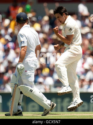 Cricket - série 2010 Ashes - troisième Test Match - deuxième jour - Australie / Angleterre - le WACA.Le Mitchell Johnson d'Australie célèbre le rejet de Jonathan Trott d'Angleterre lors du troisième match du Ashes Test au WACA, Perth, Australie. Banque D'Images