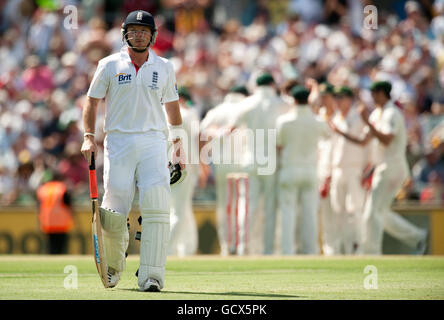 Ian Bell, de l'Angleterre, quitte le terrain après avoir été congédié par Ryan Harris, de l'Australie, lors du troisième match du Ashes Test au WACA, à Perth, en Australie. Banque D'Images