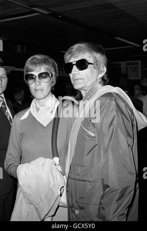 Le réalisateur et producteur américain Blake Edwards et son épouse, l'actrice britannique Julie Andrews à l'aéroport d'Heathrow. Banque D'Images