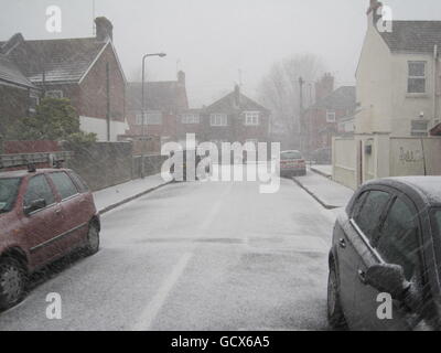 Un léger dépoussiérage de neige s'installe dans une rue d'Eastbourne, dans l'est du Sussex, alors que les météo prédisaient que de fortes tempêtes de neige frapperaient presque toutes les parties du Royaume-Uni au cours du week-end. Banque D'Images