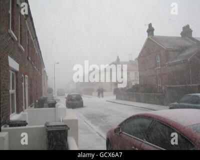 Un léger dépoussiérage de neige s'installe dans une rue d'Eastbourne, dans l'est du Sussex, alors que les météo prédisaient que de fortes tempêtes de neige frapperaient presque toutes les parties du Royaume-Uni au cours du week-end. Banque D'Images