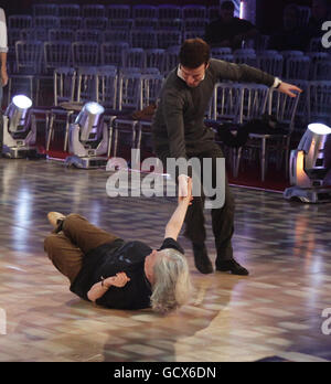 Ann Widdecombe et partenaire de danse Anton du Beke lors des répétitions pour Strictly Come Dancing, au BBC Television Center à l'ouest de Londres. Banque D'Images