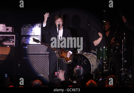 USAGE ÉDITORIAL SEULEMENT, PAS DE MARCHANDISE, USAGE D'UN MOIS SEULEMENT.Sir Paul McCartney joue un concert intime à l'Académie Carling 02 dans sa ville natale de Liverpool. Banque D'Images