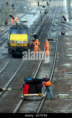 NOTER UNE AUTRE RÉCOLTE. Des ouvriers dévalent des valises d'un train coincé à l'extérieur de la gare de Huntingdon à Cambridgeshire, car les trains de la côte est de la Croix du Roi de Londres ont été annulés. Banque D'Images