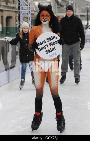 Monica Harris, du groupe de campagne sur les animaux PETA, patinage sur glace à la patinoire London Eye, a peint comme un renard en protestation contre l'utilisation de la fourrure d'animal comme vêtement. Banque D'Images
