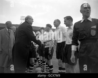 Soccer - FA amateur Cup - finale - Bishop Auckland v Wycombe Wanderers - Wembley.L'équipe de Bishop Auckland s'aligne avant la finale de la coupe amateur FA contre Wycombe Wanderers à Wembley Banque D'Images