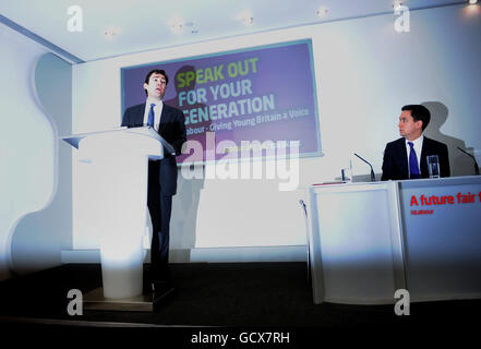 Andy Burnham, Secrétaire de l'éducation fantôme (à gauche) s'exprime en tant que leader du Parti travailliste Ed Miliband regarde-on lors d'une conférence de presse au siège du travail, à Londres. Banque D'Images