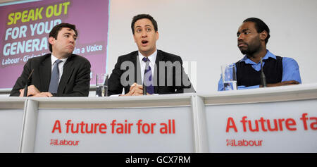 Andy Burnham, Secrétaire de l'éducation fantôme (à gauche) et Luke Lafar, ancien étudiant de l'université de Lambeth qui a bénéficié de l'EMA (à droite) regardent comme le leader du Parti travailliste Ed Miliband parle lors d'une conférence de presse au siège du travail, à Londres. Banque D'Images