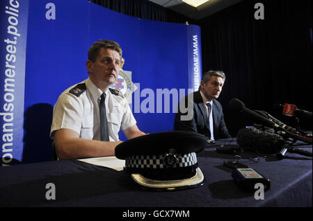 Le surintendant en chef Jon Stratford (à gauche) et le détective en chef Phil Jones (à droite), inspecteur en chef, lors d'une conférence de presse au cours de laquelle la police d'Avon et de Somerset a déclaré que Joanna Yeates, dont le corps recouvert de neige a été retrouvé par les marchettes le jour de Noël, a été étranglé. Banque D'Images