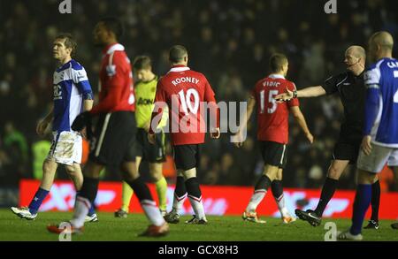 Football - Barclays Premier League - Birmingham City / Manchester United - St Andrew's.L'arbitre Lee Mason (2e à droite) offre sa main à Wayne Rooney de Manchester United après le coup de sifflet final Banque D'Images