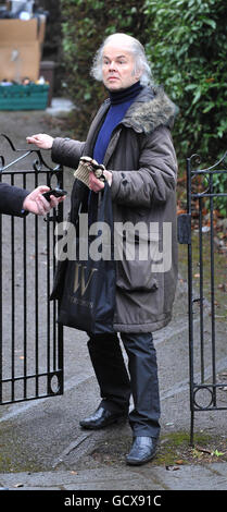 Joanna Yeates meurtre.Chris Jefferies, propriétaire de la victime de meurtre Joanna Yeates, devant son appartement à Clifton, Bristol. Banque D'Images