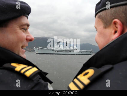 Le Capitaine de corvette Garth Atkinson (à gauche) et le Capitaine de corvette Gordon Ruddock regardent le porte-avions de la Marine royale, le HMS Ark Royal, quitter le Clyde pour la dernière fois. Son voyage d'adieu l'emmènera dans le nord de l'Écosse, avant de faire un court voyage sur la côte nord-est de l'Angleterre et dans Newcastle, où elle a été construite par Swan Hunters à Wallsend. Banque D'Images