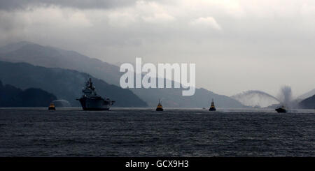 Le porte-avions de la Royal Navy, le HMS Ark Royal, quitte le Clyde pour la dernière fois. Son voyage d'adieu l'emmènera dans le nord de l'Écosse, avant de faire un court voyage sur la côte nord-est de l'Angleterre et dans Newcastle, où elle a été construite par Swan Hunters à Wallsend. Banque D'Images