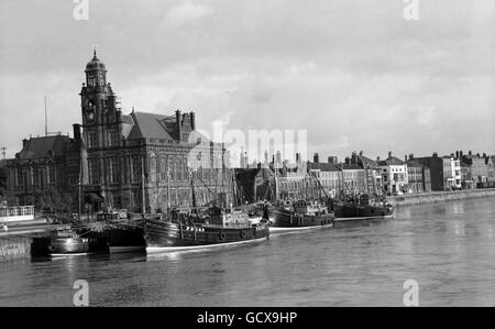 Scottish Drifters (bateaux à harengs), se reposent au repos dans la rivière à la vitesse rapide de Great Yarmouth.Derrière eux se trouve l'imposante structure de l'hôtel de ville. Banque D'Images