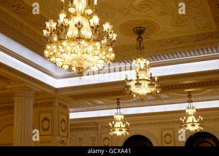 Des lustres en cristal élégant à l'intérieur de hall Take Ionescu le Palais du Parlement (Palatul Parlamentului) à Bucarest, Roumanie Banque D'Images