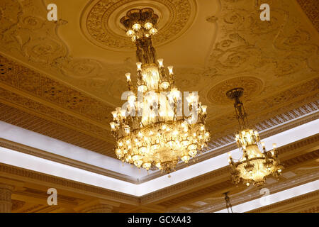 Des lustres en cristal élégant du Palais du Parlement (Palatul Parlamentului) à Bucarest, Roumanie Banque D'Images