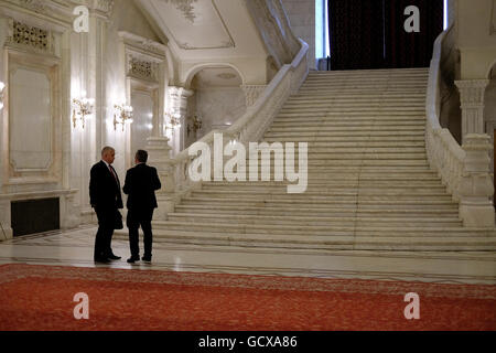 Politiciens roumains à l'intérieur du Palais du Parlement Palatul Parlamentului le deuxième plus grand bâtiment administratif au monde situé sur Dealul Arsenalului dans le centre de Bucarest, Roumanie Banque D'Images