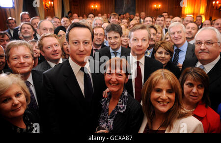 Le Premier ministre David Cameron (au centre à gauche) et le secrétaire à l'éducation Michael Gove (au centre à droite) lors d'une réception à l'intention des académies et des directeurs d'enseignants de Downing Street à Londres, alors que Michael Gove était aujourd'hui accusé d'envoyer des « messages » envoyés aux écoles au sujet de ses projets d'expansion du programme des académies. Banque D'Images