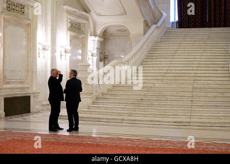 Politiciens roumains à l'intérieur du Palais du Parlement Palatul Parlamentului le deuxième plus grand bâtiment administratif au monde situé sur Dealul Arsenalului dans le centre de Bucarest, Roumanie Banque D'Images