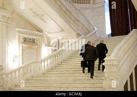 Politiciens roumains escalade escalier en marbre à l'intérieur du Palais du Parlement Palatul Parlamentului le deuxième plus grand bâtiment administratif au monde situé sur Dealul Arsenalului dans le centre de Bucarest, Roumanie Banque D'Images