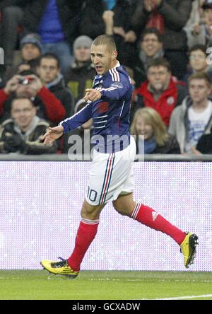 Football - International friendly - Angleterre / France - Stade Wembley.Karim Benzema, en France, célèbre après avoir marquant le premier but du match Banque D'Images