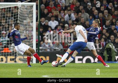 Football - International friendly - Angleterre / France - Stade Wembley.Andrew Carroll (au centre) en action contre Yann m'Vila (à gauche) et Philippe Mexes (à droite) en France Banque D'Images