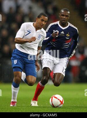 Football - International friendly - Angleterre / France - Stade Wembley.Theo Walcott en Angleterre (à gauche) en action avec Eric Abidal en France Banque D'Images