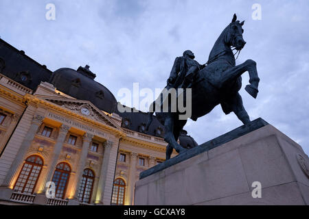 L'énorme statue d'équitation de Carol I le premier roi de la Roumanie moderne par Florin Codre situé en face de la Bibliothèque de l'Université Centrale de Bucarest situé dans l'avenue de la victoire Calea Victoriei une avenue importante dans le centre de Bucarest.Roumanie Banque D'Images