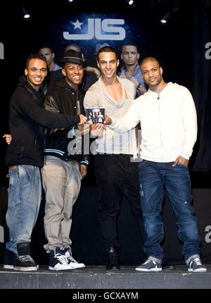 Les membres du groupe JLS (de gauche à droite) Aston Merrygold, Ortaise Williams, Marvin Humes, Jonathan 'JB' Gill arrivent pour signer des copies de leur nouvel album à la discothèque Heaven à Londres. Banque D'Images