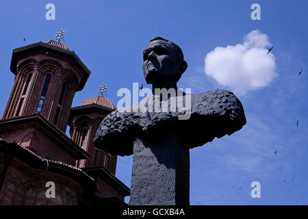 Sculpture Memorial par sculpteur roumain Mihai Buculei, ( 1996 ) représentant Corneliu Coposu qui était un conservateur roumain et homme politique anti-communiste situé dans l'Avenue Calea Victoriei victoire une grande avenue dans le centre de Bucarest. Roumanie Banque D'Images