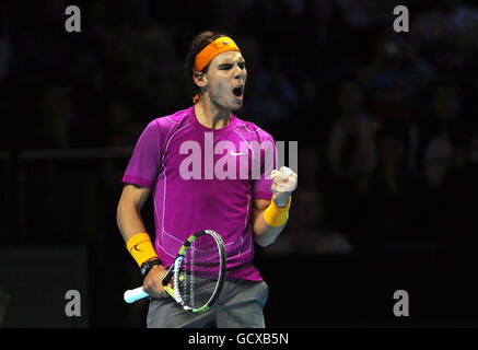 Rafael Nadal d'Espagne réagit contre Andy Roddick des États-Unis pendant la deuxième journée des finales du Barclays ATP World tennis Tour à l'O2 Arena, Londres. Banque D'Images