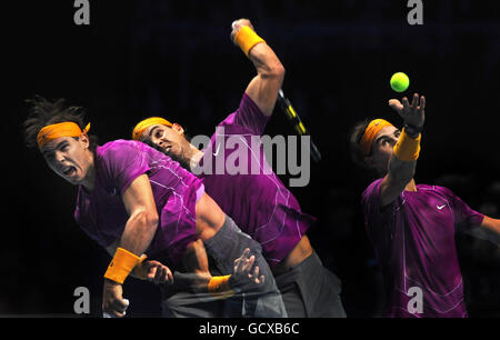 **NOTE AUX ÉDITEURS - image créée en utilisant Nikon dans le cadre multi-exposition de l'appareil photo ** Rafael Nadal d'Espagne sert contre le USA Andy Roddick pendant la deuxième journée des finales du Barclays ATP World tennis Tour à l'O2 Arena, Londres. Banque D'Images