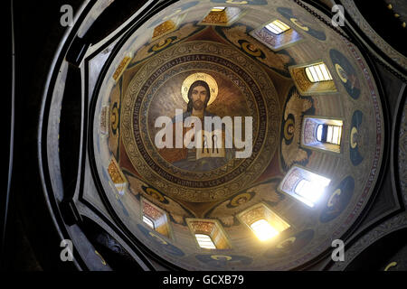 Le Christ Pantocrator orne la coupole de la Biserica Sfantul Visarion Eglise orthodoxe roumaine à Bucarest Roumanie Banque D'Images
