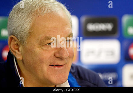 PHOTO SPÉCIALE - PUBLIÉE EXCLUSIVEMENT PAR L'ASSOCIATION DE PRESSE POUR UTILISATION PAR LES JOURNAUX NATIONAUX ET RÉGIONAUX - ROYAUME-UNI ET IRLANDE UNIQUEMENT. PAS DE DIRECTEUR DES RANGERS DE VENTES Walter Smith lors d'une conférence de presse à Ibrox, Glasgow. Banque D'Images