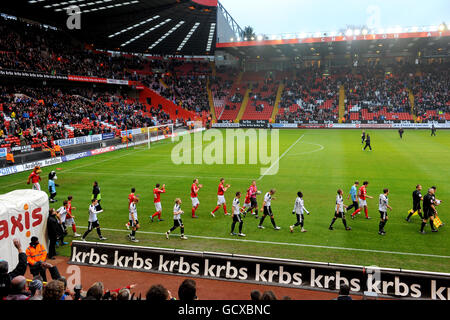 Les joueurs de Charlton Athletic et Yeovil Town se mettent en route le pas pour le match Banque D'Images