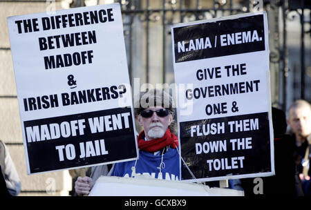 Les difficultés financières de l'Irlande.Un manifestant à l'extérieur des bâtiments gouvernementaux à Dublin ce matin. Banque D'Images