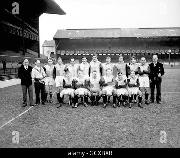 Groupe d'équipe Harlequins. (Rangée arrière, l-r) GE Loader, HJ Gould, MB Devine, PD Strang, Viv Roberts, AE Agar, TK Vivien, William Philip Cathcart 'Phil' Davies, JHM Roberts, HC Forbes, GJ Weston, KH Chapman. (Front row, l-r) NT Frayer, PDF Cleaver, David Kenneth Brooks, Alan Grimsdell, Charles Garfield Woodruff, DA Barker Banque D'Images